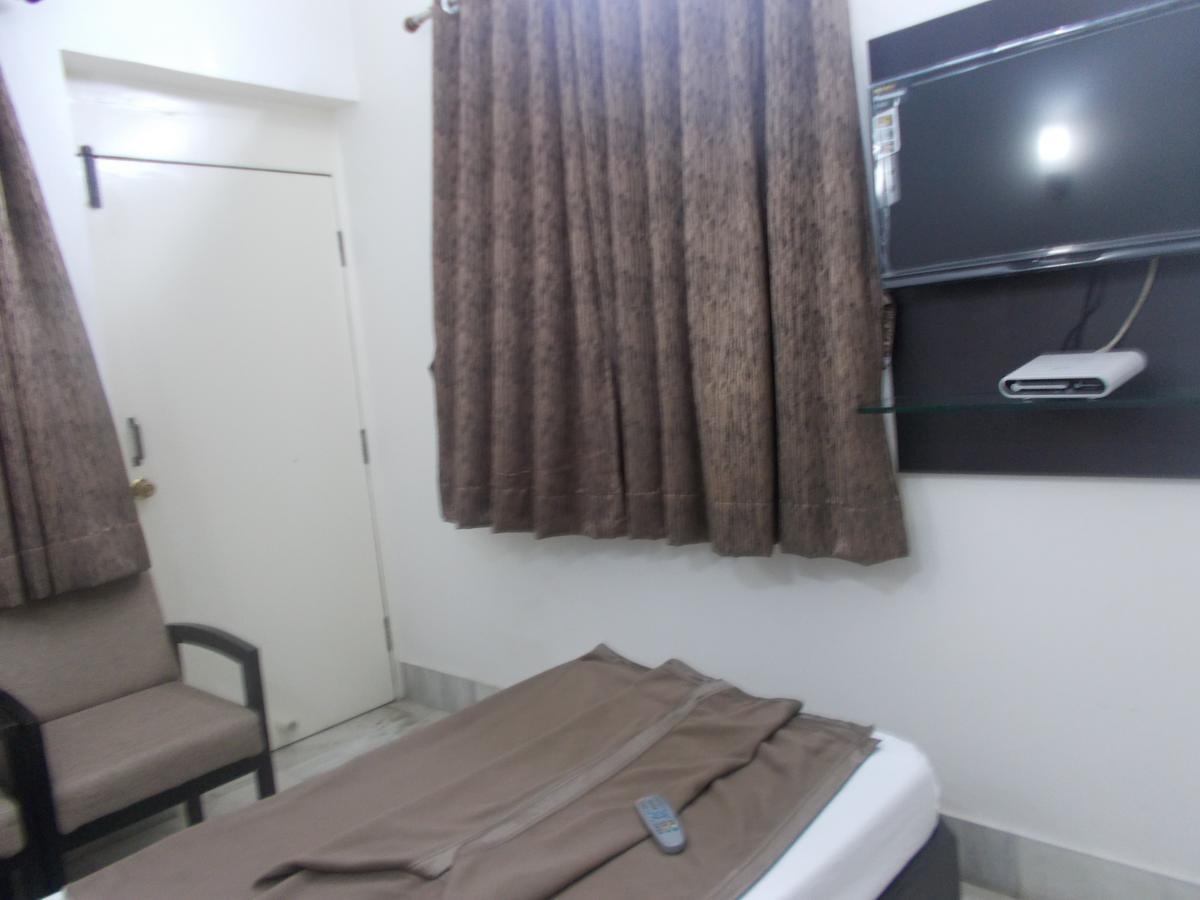 Modern Hotel Bangalore Esterno foto