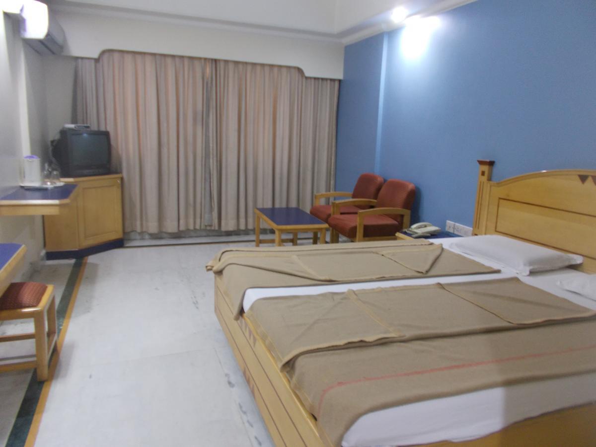 Modern Hotel Bangalore Esterno foto