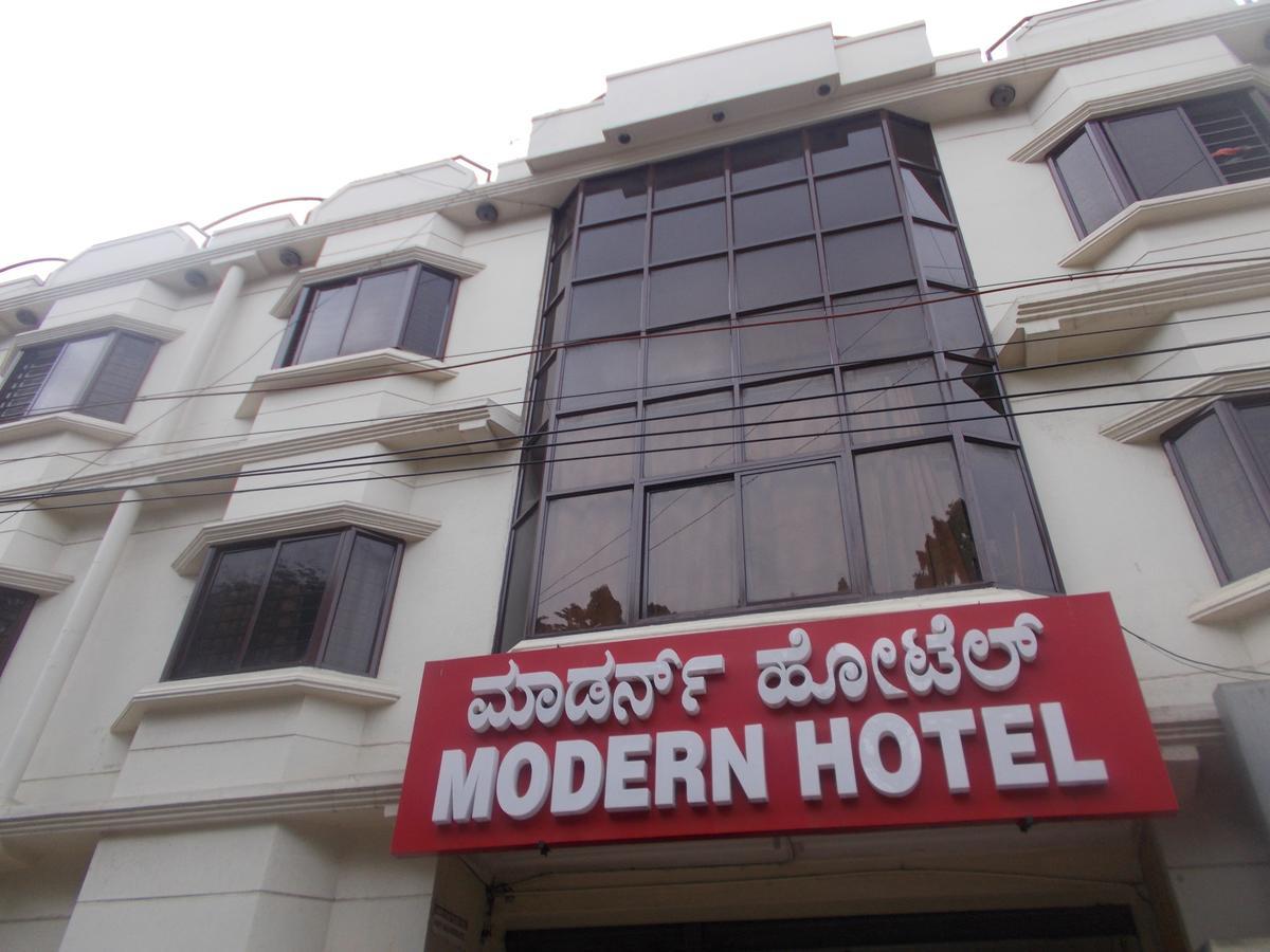 Modern Hotel Bangalore Esterno foto